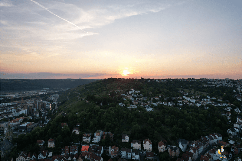 Eine Landschaftaufnahme der DJI Mavic 3 Cine bei untergehender Sonne.